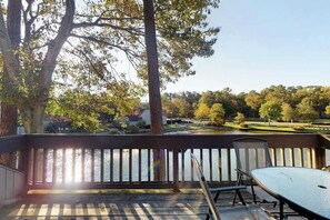 Outdoor dining - Sea Colony Tennis 2nd floor condo w/ free WiFi, and tennis court (Bethany Beach)
