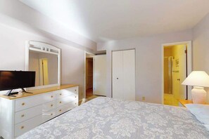 Tabla de planchar con plancha, wifi y ropa de cama 