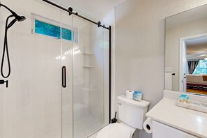 Shower, towels - Savannahs Landing home w/ gas grill & shared pool, tennis, & playground (Ocean View)