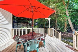 Outdoor dining - Savannahs Landing home w/ gas grill & shared pool, tennis, & playground (Ocean View)