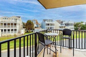 Property grounds - Sea Colony oceanfront 1st floor condo w/ elevator and shared pool (Bethany Beach)