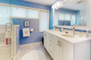Shower, towels - Sea Colony Tennis townhouse w/ shared pool and sauna, and free WiFi (Bethany Beach)