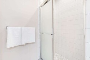 Shower, towels - Bear Trap Dunes house w/ basketball court, fireplace, tennis court, & free WiFi (Ocean View)