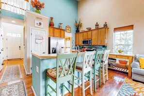Fridge, microwave, oven, stovetop - Bayview Landing home with central AC, shared pool, washer/dryer, & free WiFi (Selbyville)