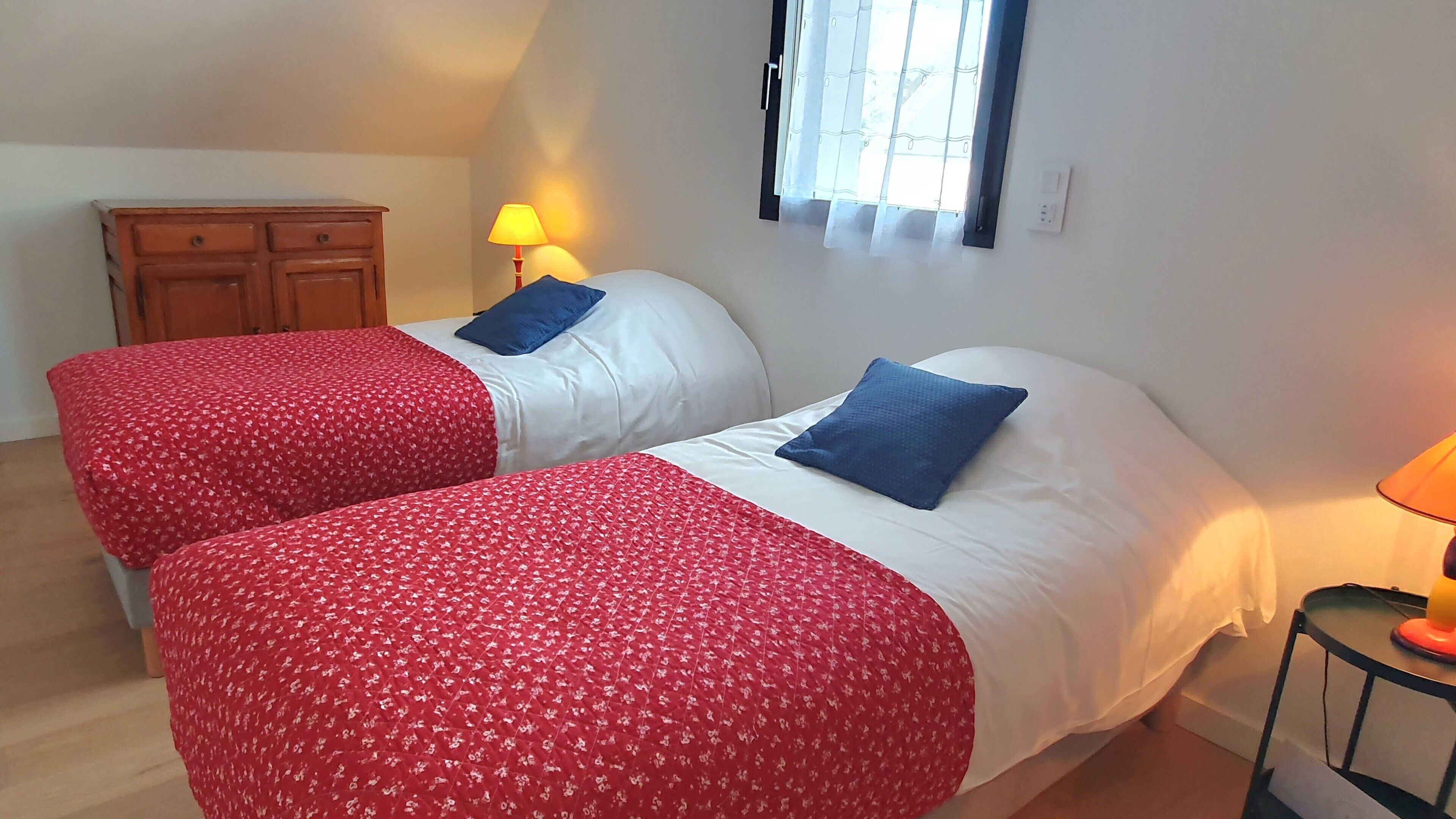 2 chambres, fer et planche à repasser, Wi-Fi, draps fournis