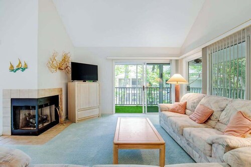 Terrific Sea Colony Condo w/Private Beach, Free WiFi, Shared Pool & Hot Tub, AC