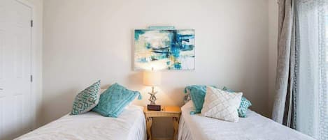 Tabla de planchar con plancha, wifi y ropa de cama