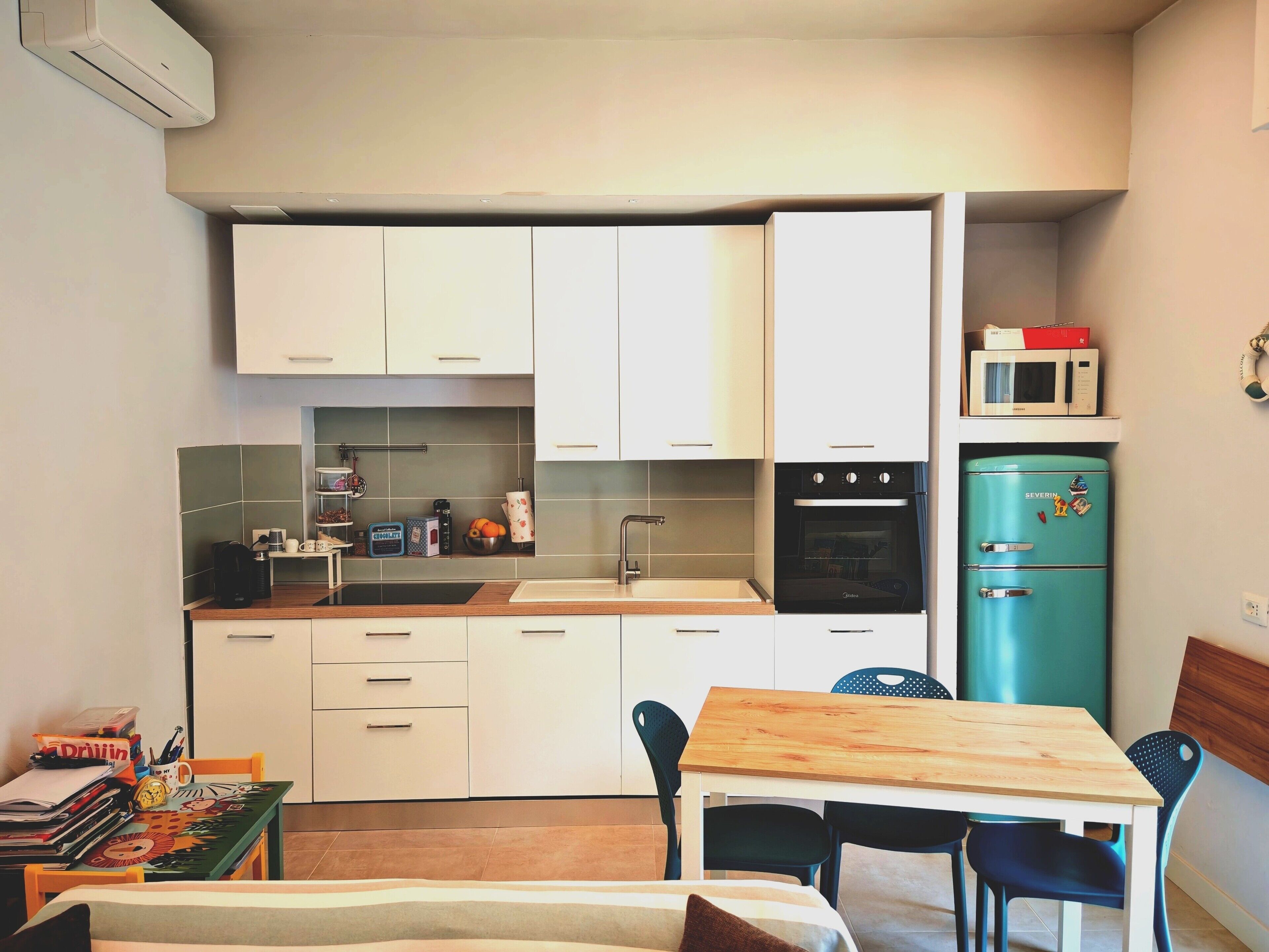 Kühlschrank, Mikrowelle, Ofen, Herdplatte