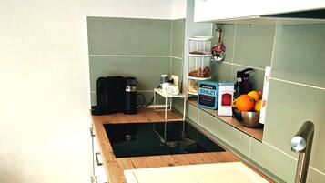 Frigorifero, microonde, forno, piano cottura