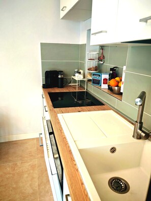 Fridge, microwave, oven, stovetop - Holiday Home 'La Casina Di Giada' with Sea View, Wi-Fi and Air Conditioning (Marina di Grosseto)