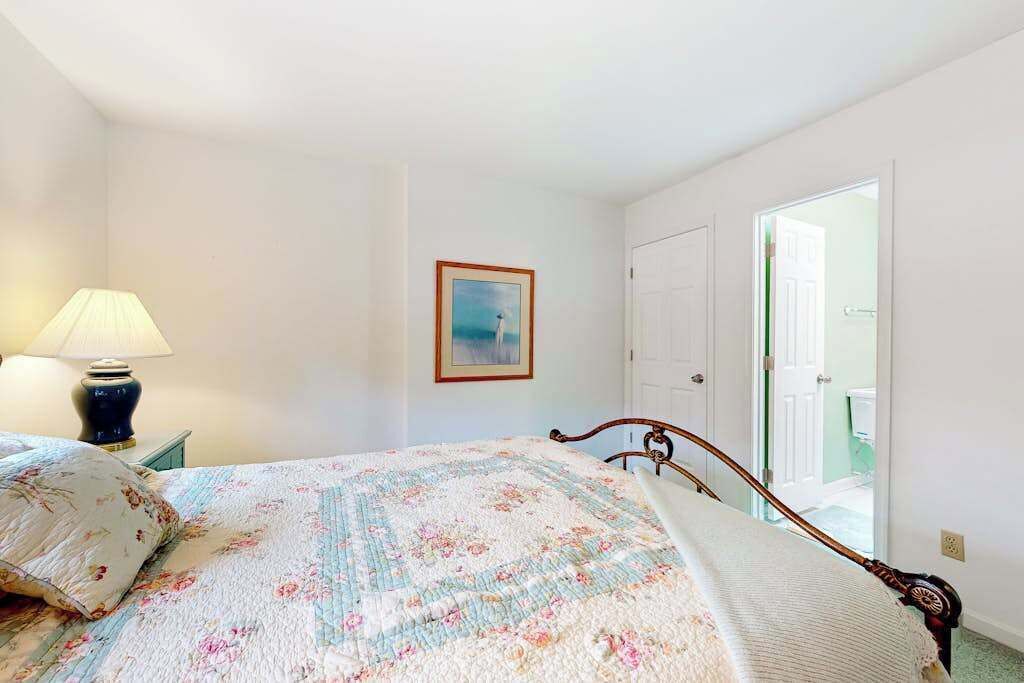 Travel cot, WiFi, bed sheets