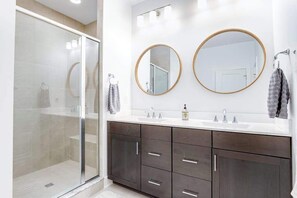 Shower, towels - Bethany West Retreat W/ Shared Pool, Free WiFi, Full Kitchen & Ideal Location (Bethany Beach)