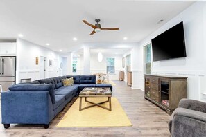 TV, offices - Bethany West Retreat W/ Shared Pool, Free WiFi, Full Kitchen & Ideal Location (Bethany Beach)