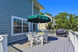 Outdoor dining - Clear Water Home Close to the Beach w/Shared Pool, Private Washer/Dryer (Frankford)