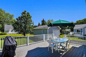 Outdoor dining - Clear Water Home Close to the Beach w/Shared Pool, Private Washer/Dryer (Frankford)