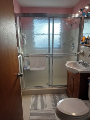 Shower, towels, soap, toilet paper - Charming 2-bedroom cottage with AC in Edgewater just off the Indian River (Edgewater)