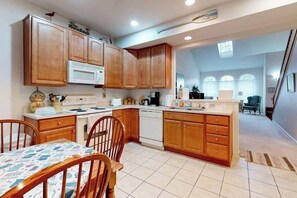 Fridge, microwave, oven, stovetop - Bayview Landing Home w/Shared Pool, Private Washer/Dryer, Free WiFi (Selbyville)
