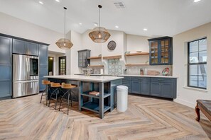 Fridge, microwave, oven, stovetop - Luxury Villa: Pool, Hot Tub & Fire Pit Near Strip (Las Vegas)