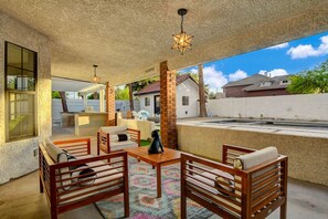 Terrace/patio - Luxury Villa: Pool, Hot Tub & Fire Pit Near Strip (Las Vegas)