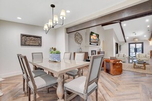 Dining - Luxury Villa: Pool, Hot Tub & Fire Pit Near Strip (Las Vegas)