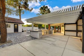 Terrace/patio - Luxury Villa: Pool, Hot Tub & Fire Pit Near Strip (Las Vegas)