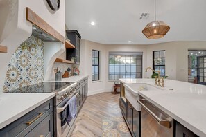 Fridge, microwave, oven, stovetop - Luxury Villa: Pool, Hot Tub & Fire Pit Near Strip (Las Vegas)