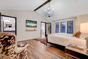 Desk, iron/ironing board, WiFi, bed sheets - Luxury Villa: Pool, Hot Tub & Fire Pit Near Strip (Las Vegas)