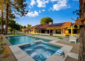 Il s’agit d’une propriété résidentielle dotée d’une piscine, d’un espace extérieur aménagé et d’un jardin bien entretenu.