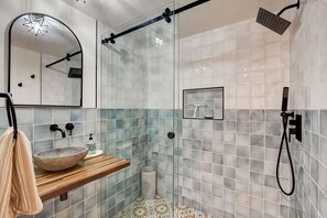 Hair dryer, towels - Luxury Villa: Pool, Hot Tub & Fire Pit Near Strip (Las Vegas)