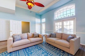 TV, fireplace, offices - Bethany Lakes townhome with fireplace, balcony, & community pool/hot tub/tennis (Ocean View)