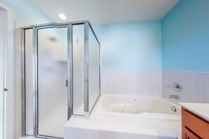 Shower, hair dryer, towels - Bethany Lakes townhome with fireplace, balcony, & community pool/hot tub/tennis (Ocean View)