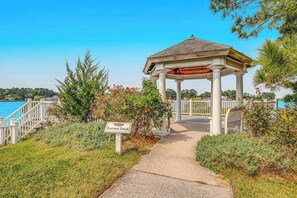 Property grounds - Bethany Lakes townhome with fireplace, balcony, & community pool/hot tub/tennis (Ocean View)
