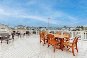 Outdoor dining - Town of Bethany beach house with expansive rooftop deck & several kitchens (Bethany Beach)
