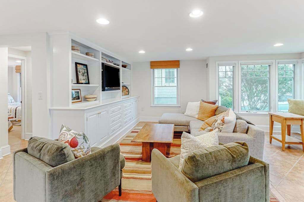 TV, DVD player, offices