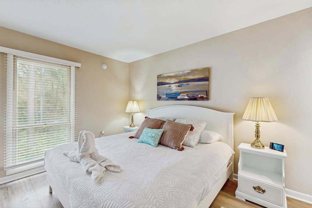 Desk, iron/ironing board, WiFi, bed sheets