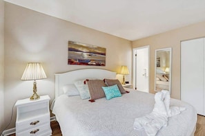 Desk, iron/ironing board, WiFi, bed sheets - Sea Colony Tennis 2nd Floor Condo W/ Loft, Free WiFi, Balcony & Shared Pools (Bethany Beach)