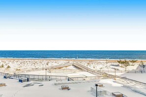 Ett hotell vid stranden med en snötäckt uteplats, ett poolområde och utsikt över havet.