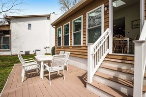 Outdoor dining - Bayberry Woods condo W/ shared pool, high-speed WiFi & central AC - near beach (Bethany Beach)