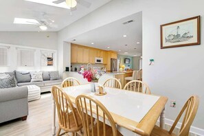 Interior - Bayberry Woods condo W/ shared pool, high-speed WiFi & central AC - near beach (Bethany Beach)