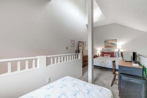 Schreibtisch, Bügeleisen/Bügelbrett, Reisekinderbett, WLAN