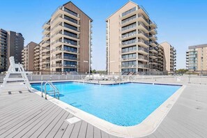 Pool - Fun lofted escape near the beach with private balcony, ocean views, WiFi & AC (Bethany Beach)