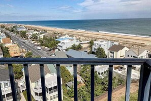 Property grounds - Fun lofted escape near the beach with private balcony, ocean views, WiFi & AC (Bethany Beach)