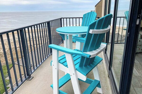 Property grounds - Fun lofted escape near the beach with private balcony, ocean views, WiFi & AC (Bethany Beach)