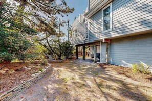 Property grounds - Sandpiper Village home with private beach, fireplace, balcony, & washer/dryer (South Bethany)