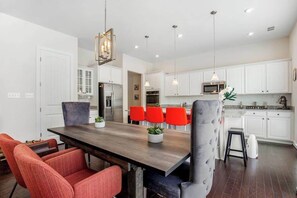Dining - Ocean View Beach Club designer home with bikes, resort-style pool, sauna & gym (Ocean View)