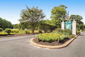 Property grounds - Bethany Bay home with pool and sports courts + on-site golf (Ocean View)
