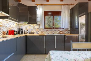 Fridge, oven, stovetop, dishwasher - Crete Charming Countryside Retreat, Private Garden (Alikampos)