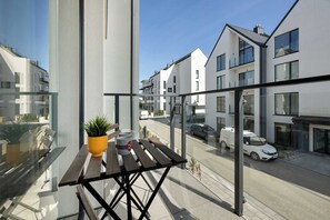 Outdoor dining - Cozy Apartment | Air Conditioning | Balcony | Parking. (Ustronie Morskie)