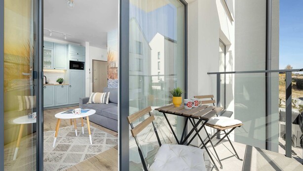 A modern apartment with a kitchen, living area, and balcony. - Cozy Apartment | Air Conditioning | Balcony | Parking. (Ustronie Morskie)
