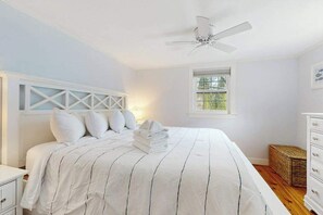 Tabla de planchar con plancha, wifi, ropa de cama